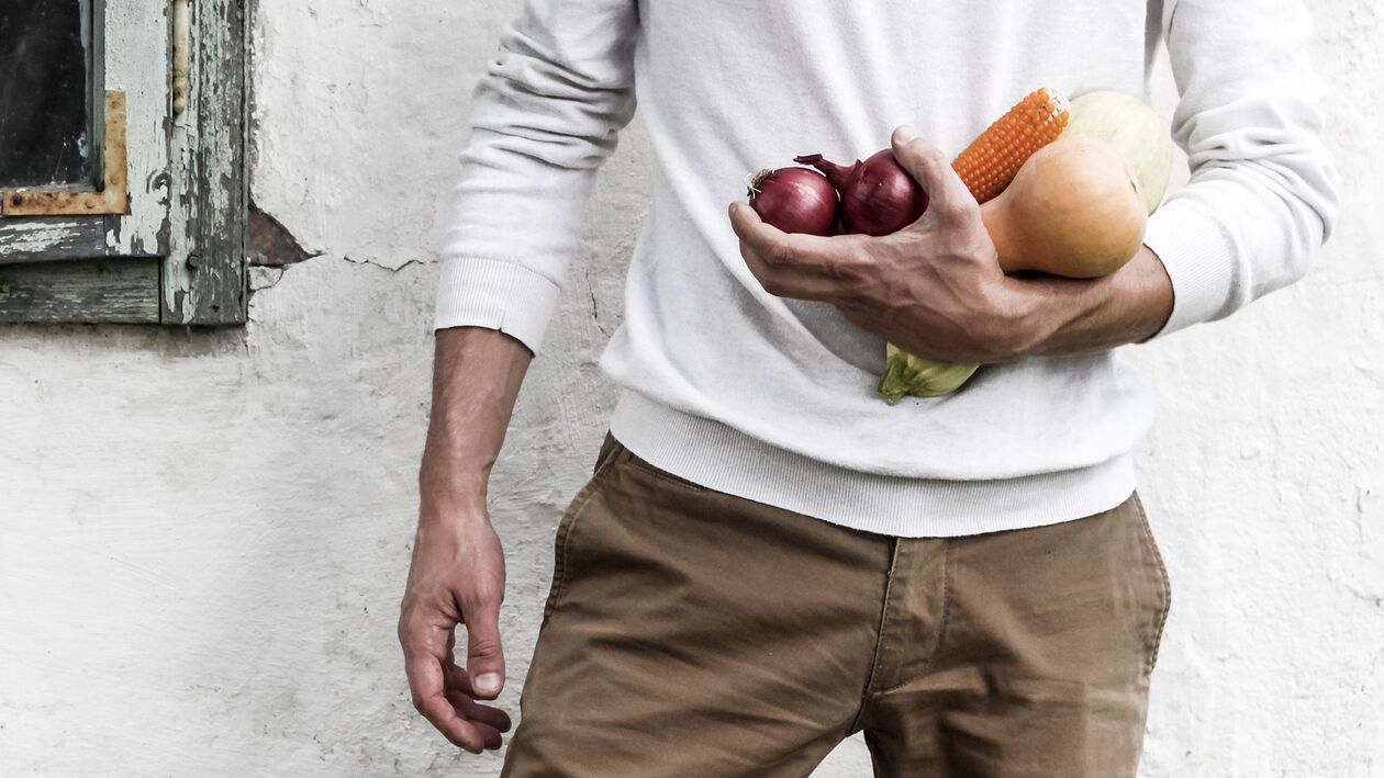 uomo con cibo sano per la potenza