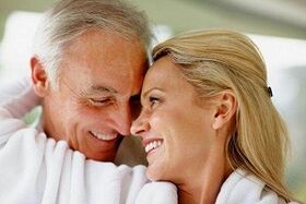 uomo felice che ha aumentato la sua potenza dopo i 50 anni